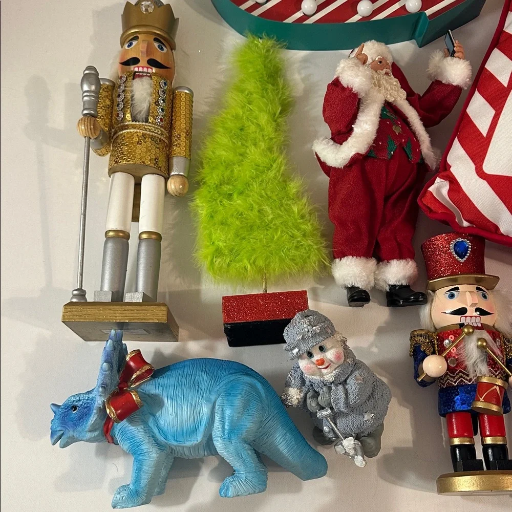 LOT OF CHRISTMAS DECORATIONS! 9 ITEMS!